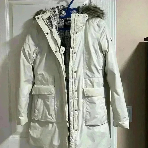 The  North Face Woman’s White Jacket/Parka - Picture 8 of 10